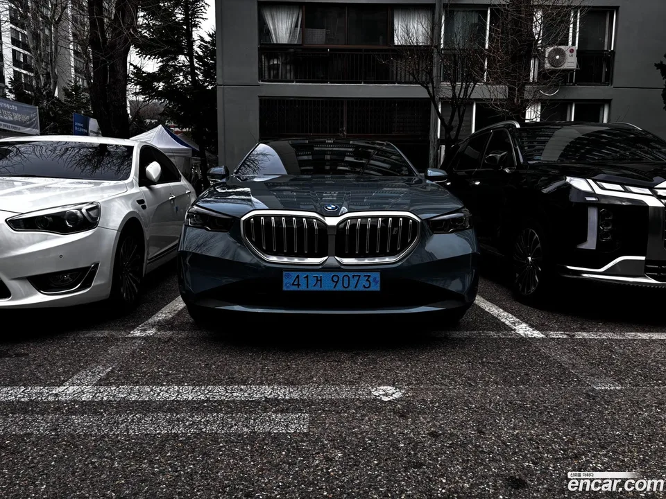 BMW i5 eDrive 40 2024 — фото 1, купить с доставкой в Москву