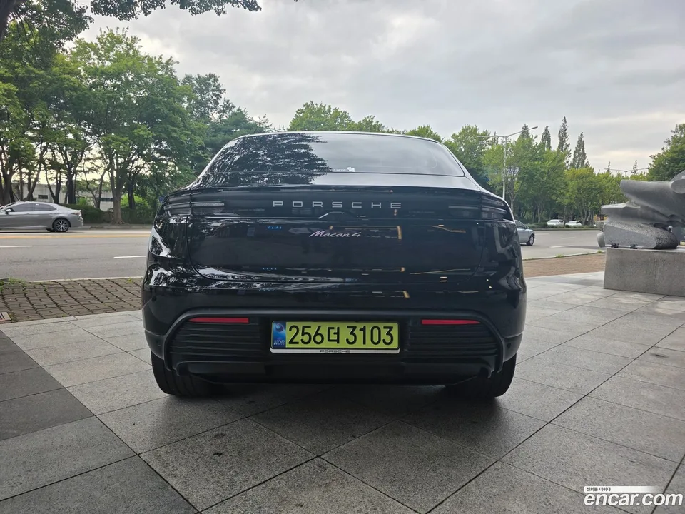 Porsche Macan Electric 4 2025 — thumbnail 4