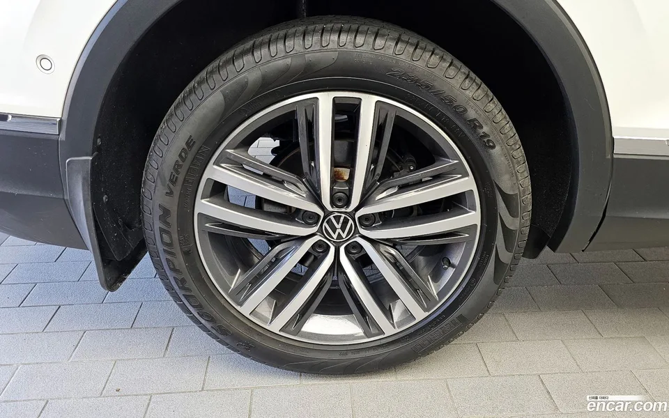 Volkswagen Tiguan Allspace 2.0 TSI 2023 — миниатюра 5