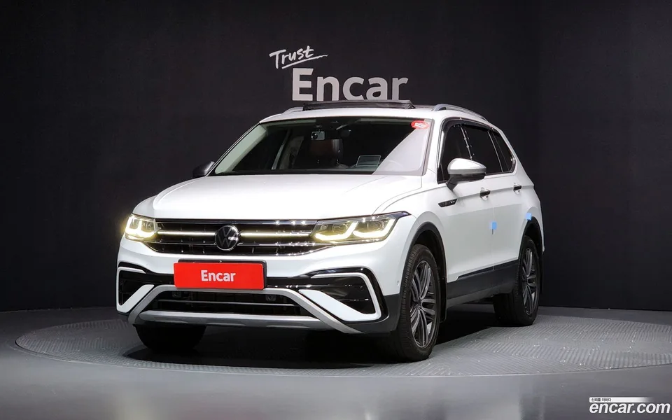 Volkswagen Tiguan Allspace 2.0 TSI 2023 — фото 1, купить с доставкой в Москву