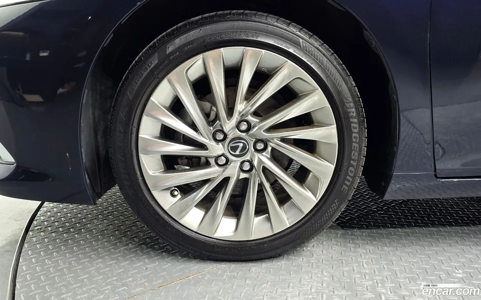 Lexus ES 300h 2023 — миниатюра 5