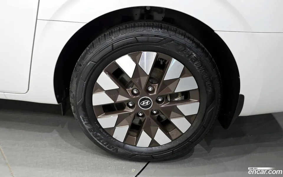 Hyundai Staria 4WD 7 2023 — thumbnail 5