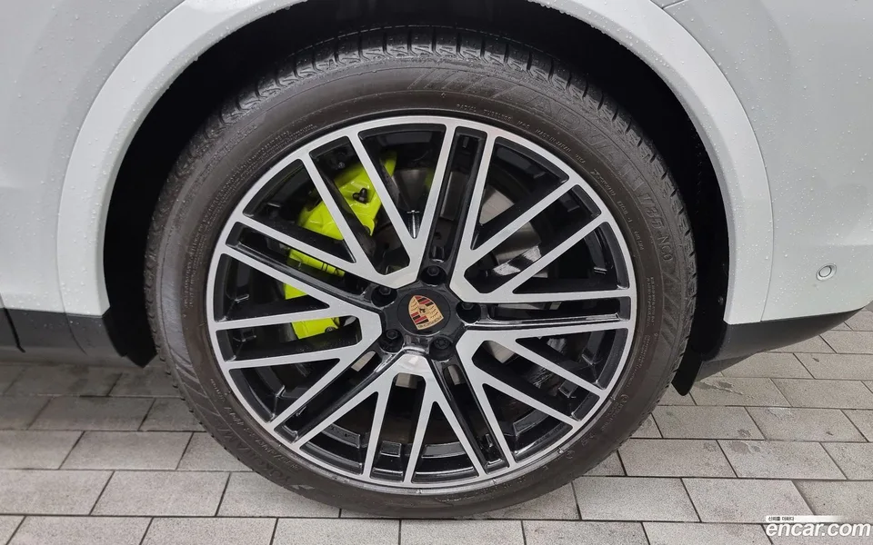 Porsche Cayenne 3.0 E- 2025 — миниатюра 2