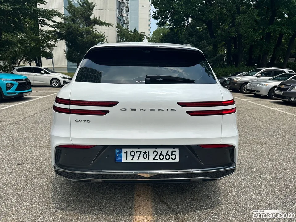 Genesis GV70 2.5T 2WD 2024 — миниатюра 2