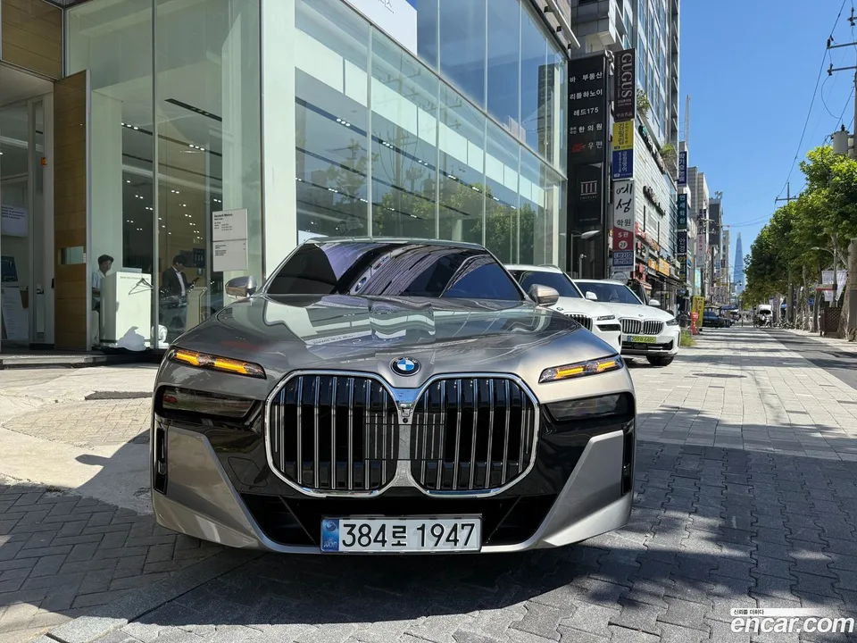 BMW 7 Series 740i xDrive M 2025 — фото 1, купить с доставкой в Москву