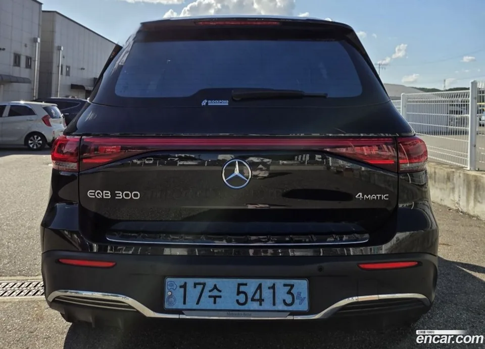 Mercedes-Benz EQB EQB300 4MATIC AMG 2023 — миниатюра 2