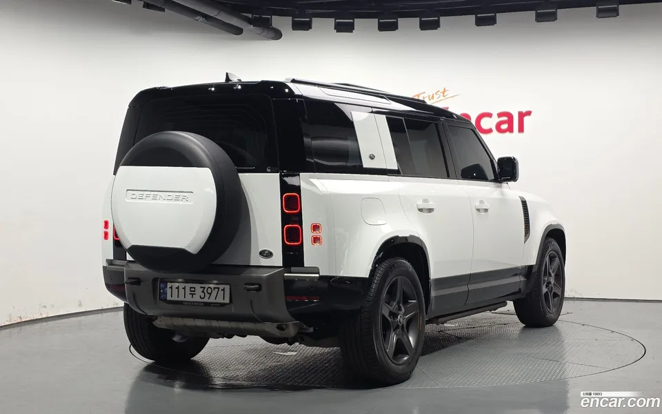 Land Rover Defender 110 P300 X- SE 2023 — миниатюра 2