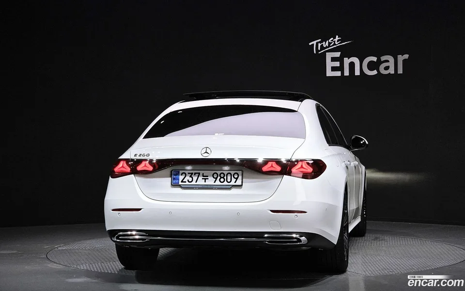 Mercedes-Benz E-Class E200 2025 — миниатюра 4