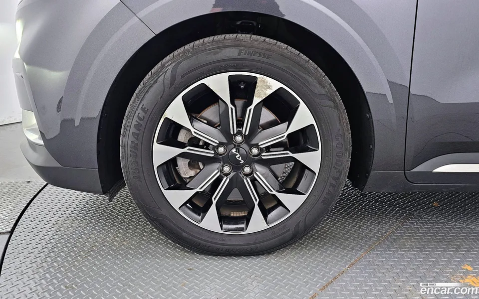 Kia Carnival 7 2023 — thumbnail 5