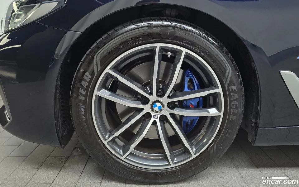 BMW 5 Series 520i M 2023 — миниатюра 2