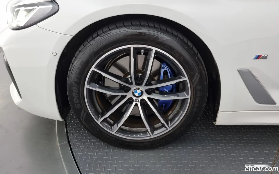BMW 5 Series 520i M 2022 — миниатюра 2