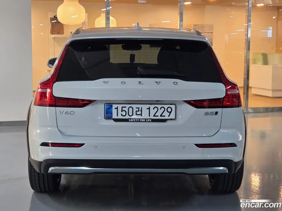 Volvo V60 Cross Country B5 AWD 2025 — миниатюра 4