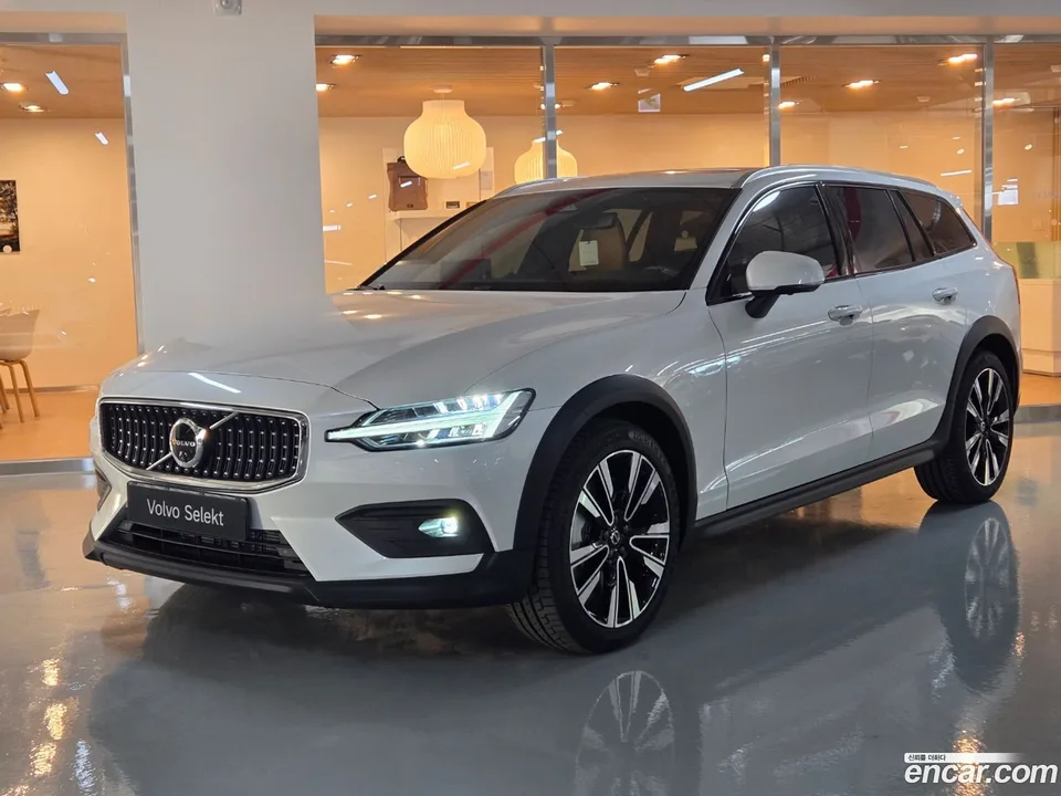 Volvo V60 Cross Country B5 AWD 2025 — фото 1, купить с доставкой в Москву