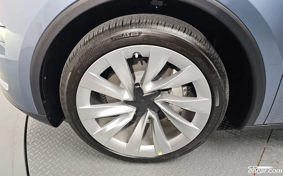 Tesla Model Y AWD 2025 — миниатюра 5