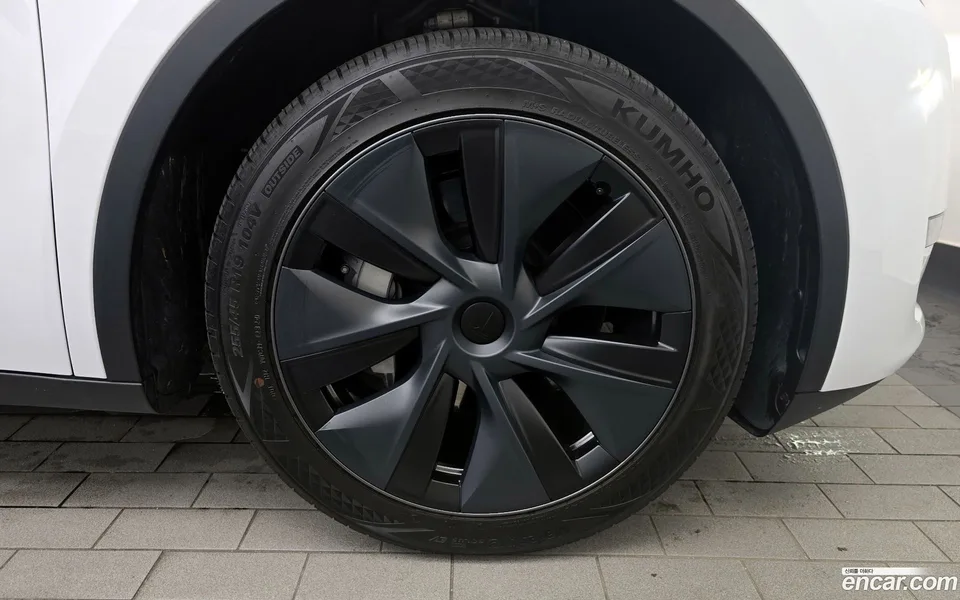 Tesla Model Y AWD 2024 — миниатюра 5