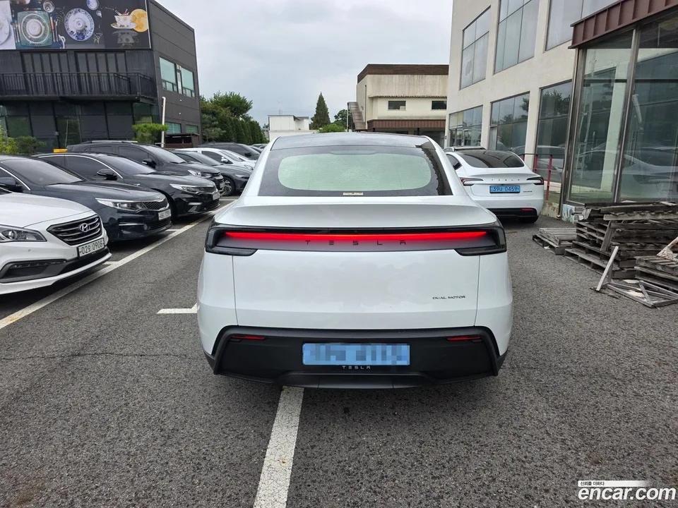 Tesla Model Y AWD 2025 — миниатюра 4