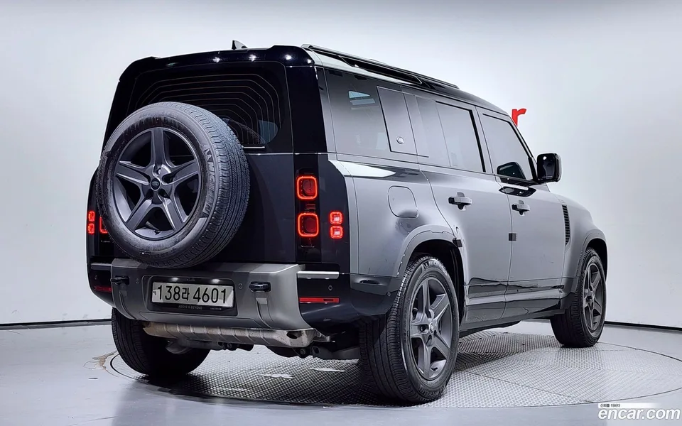 Land Rover Defender 110 P300 X- SE 2024 — фото 1, купить с доставкой в Москву