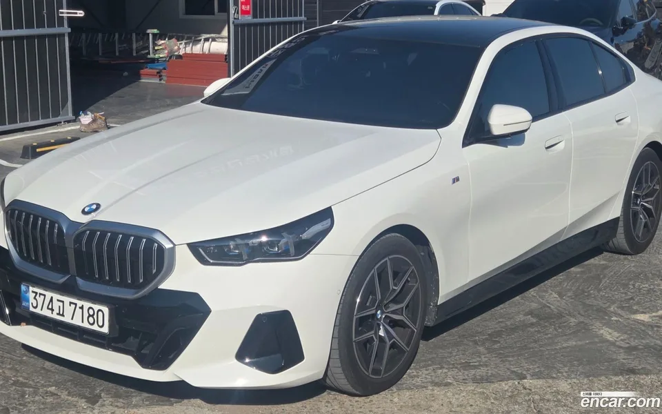 BMW 5 Series 523d M 2023 — фото 1, купить с доставкой в Москву