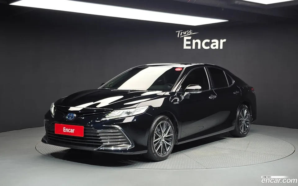 Toyota Camry 2.5 XLE 2023 — фото 1, купить с доставкой в Москву