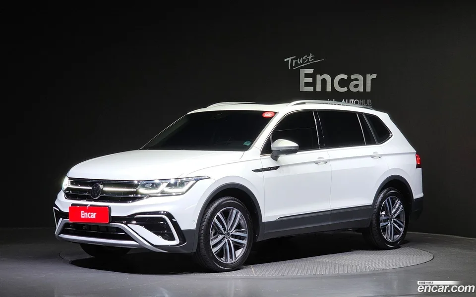 Volkswagen Tiguan Allspace 2.0 TSI 2023 — фото 1, купить с доставкой в Москву