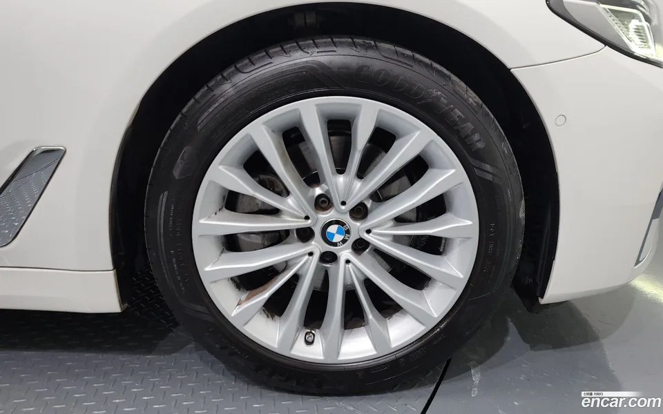 BMW 5 Series 520i 2023 — миниатюра 5