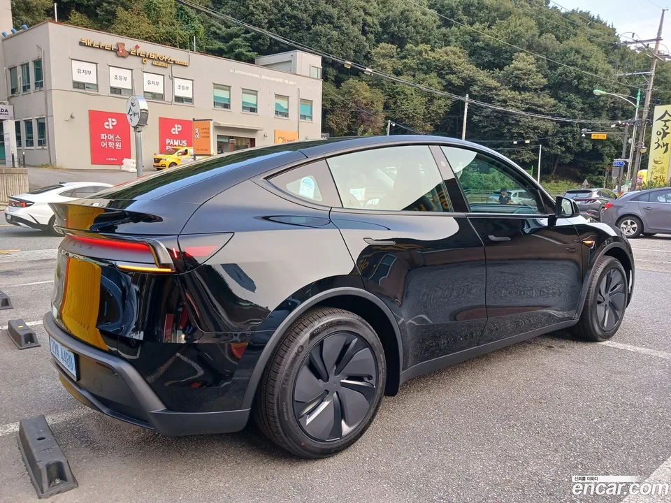 Tesla Model Y RWD 2025 — миниатюра 4