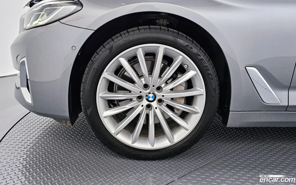 BMW 5 Series 530i xDrive 2023 — миниатюра 2