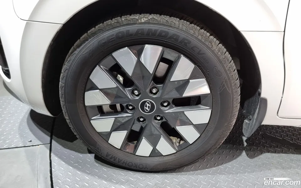 Hyundai Staria 4WD 7 2023 — миниатюра 2
