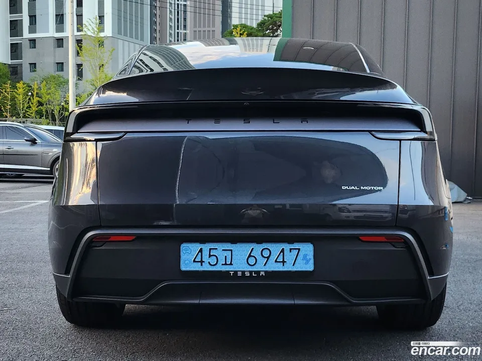Tesla Model Y AWD 2025 — миниатюра 5