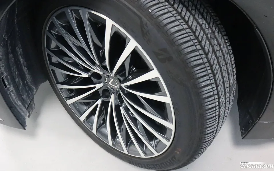 Lexus LS 500 3.5 AWD 2024 — миниатюра 2