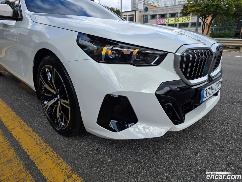 BMW 5 Series 530i xDrive M 2025 — фото 1, купить с доставкой в Москву