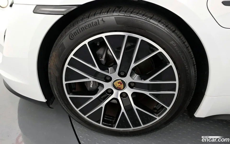 Porsche Taycan 2023 — миниатюра 2