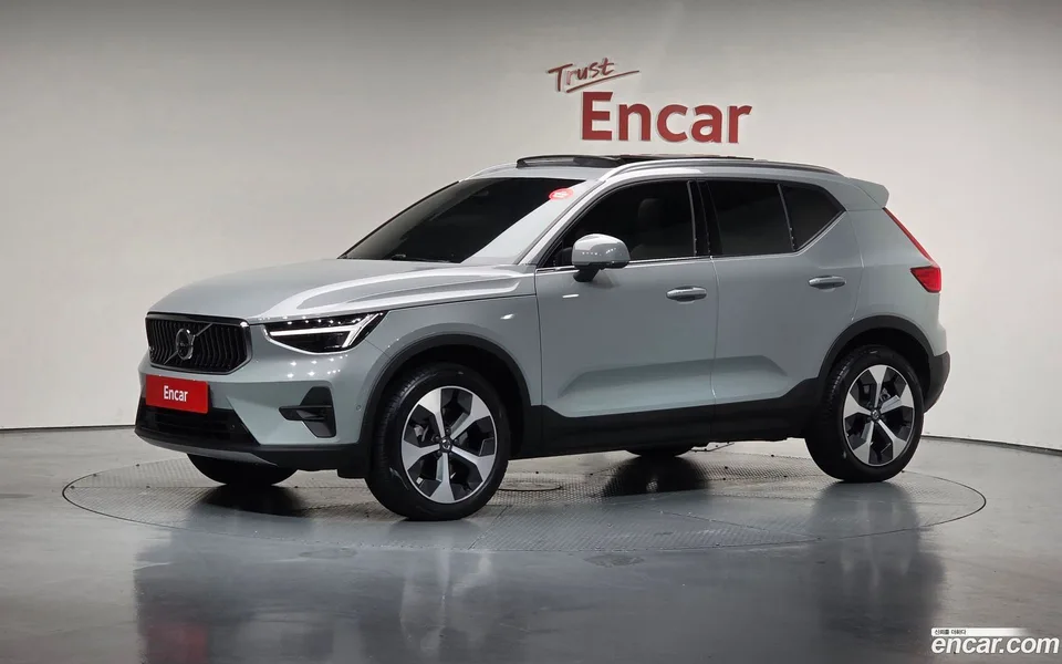 Volvo XC40 B4 2024 — фото 1, купить с доставкой в Москву