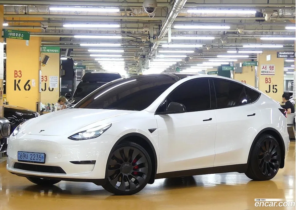 Tesla Model Y AWD 2024 — фото 1, купить с доставкой в Москву