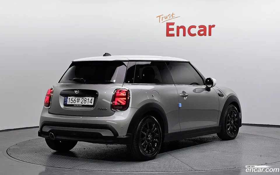 MINI Cooper 2023 — фото 1, купить с доставкой в Москву