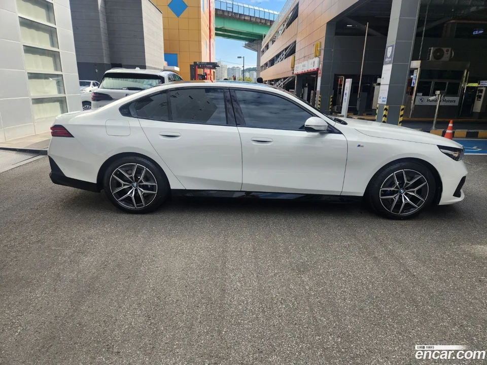 BMW 5 Series 523d M 2025 — миниатюра 4