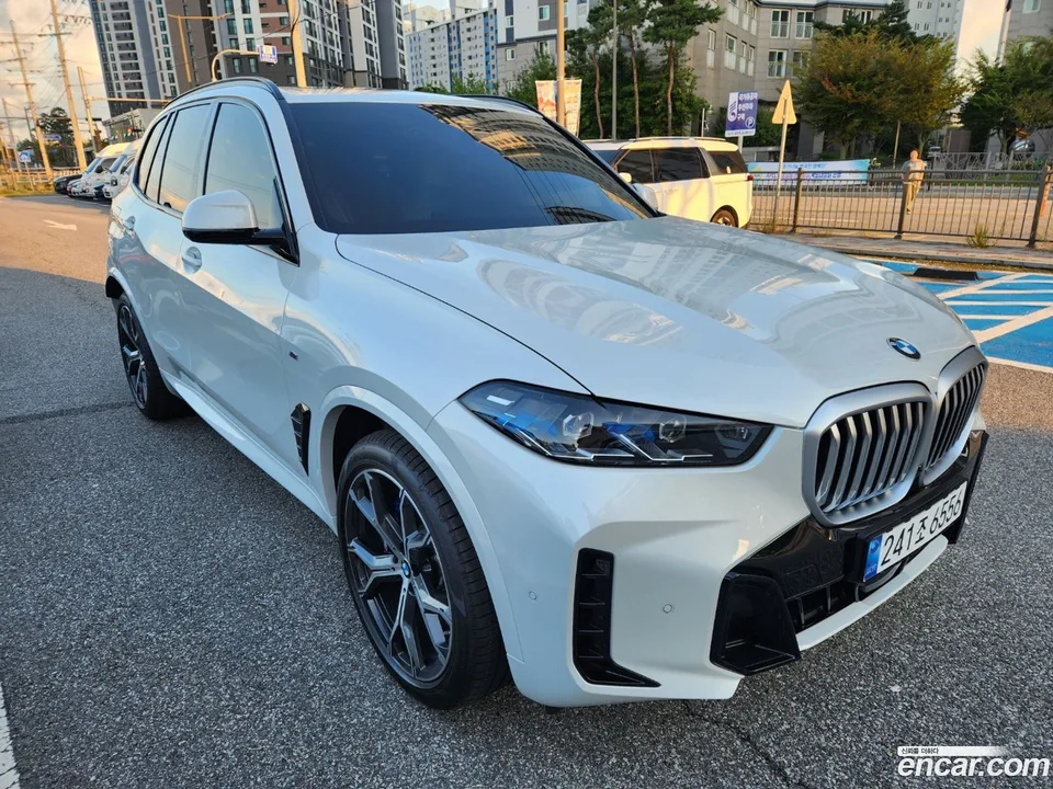 BMW X5 xDrive 40i M 2025 — фото 1, купить с доставкой в Москву