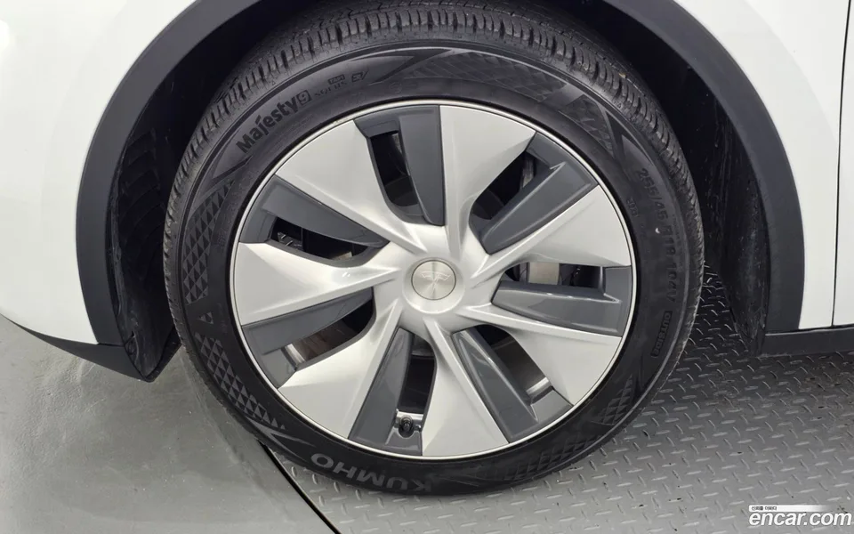 Tesla Model Y RWD 2023 — миниатюра 2