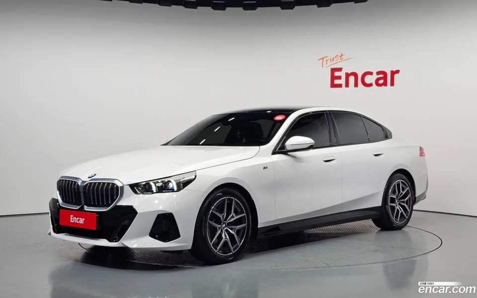 BMW 5 Series 520i M 2023 — фото 1, купить с доставкой в Москву