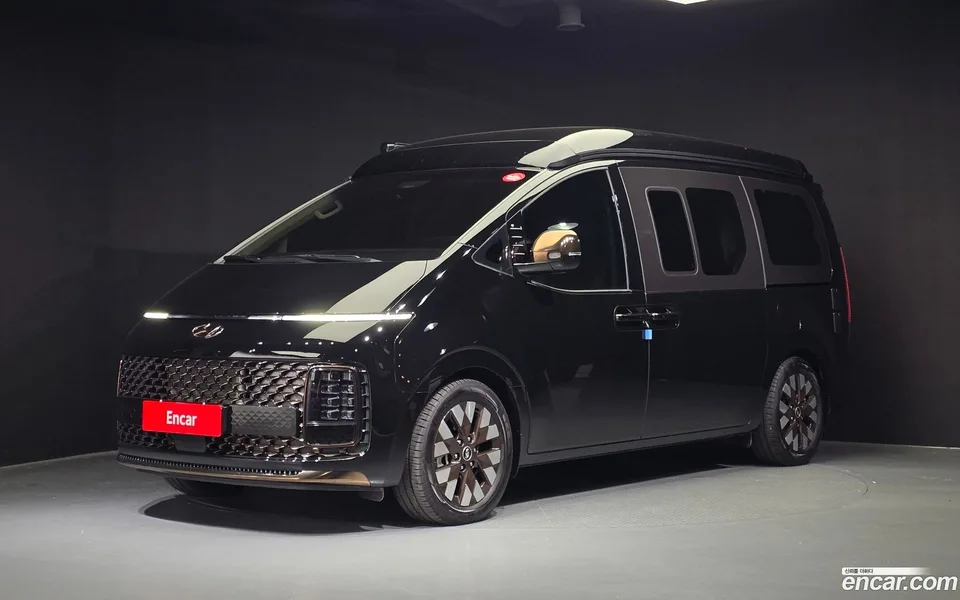 Hyundai Staria 4WD 2023 — фото 1, купить с доставкой в Москву