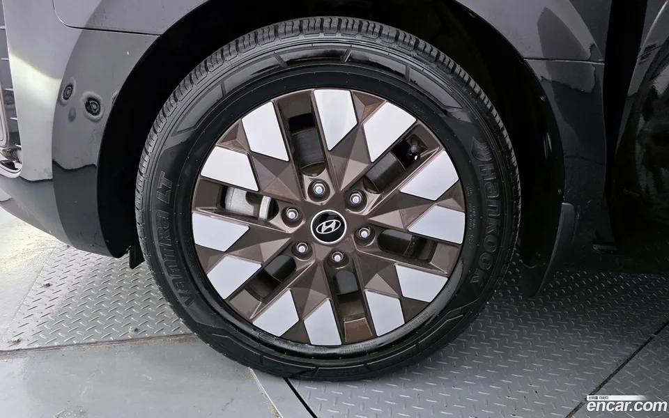 Hyundai Staria 4WD 7 2023 — миниатюра 2