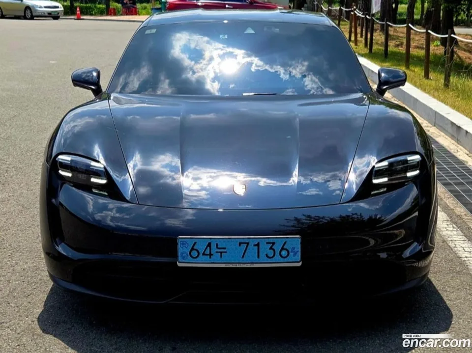 Porsche Taycan 2022 — миниатюра 5