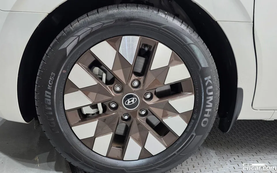 Hyundai Staria 4WD 7 2023 — миниатюра 2