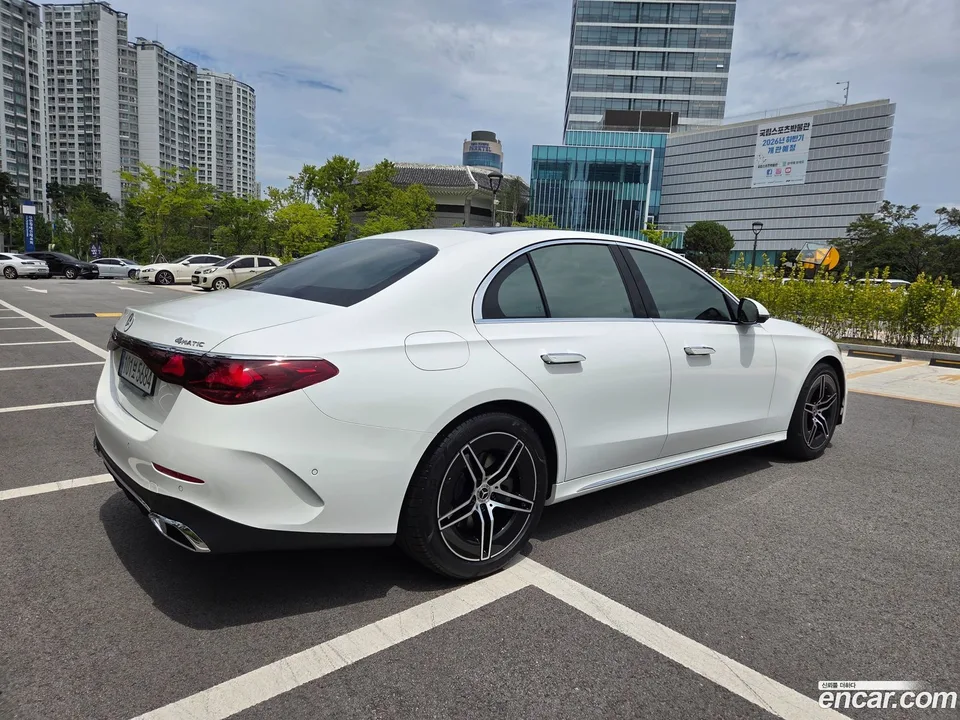 Mercedes-Benz E-Class E300 4MATIC AMG Line 2025 — миниатюра 4