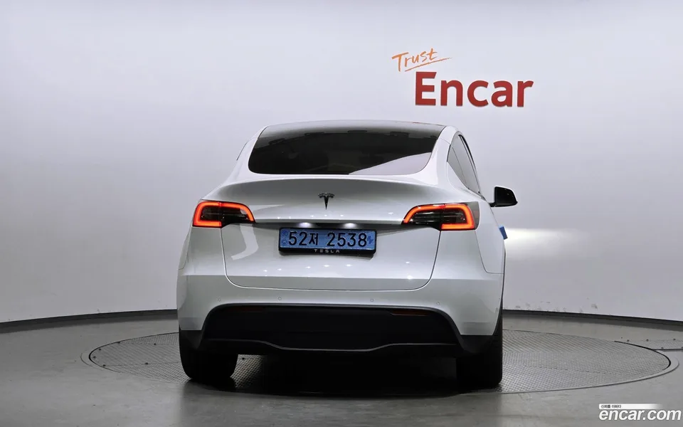 Tesla Model Y AWD 2022 — миниатюра 4