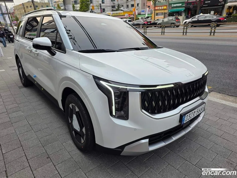 Kia Carnival HEV 9 2025 — фото 1, купить с доставкой в Москву