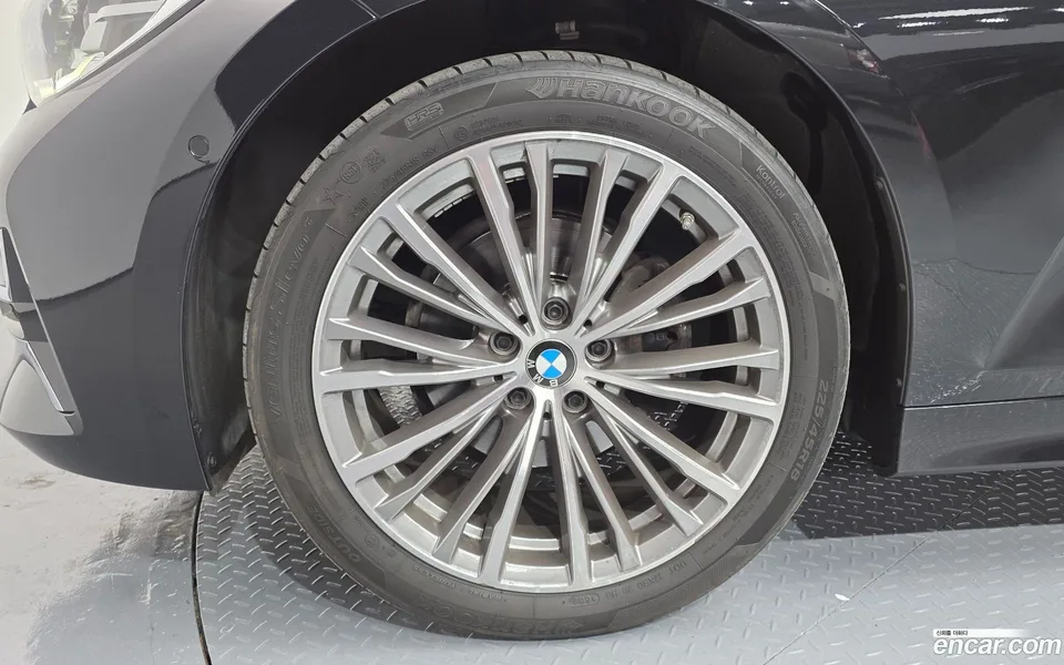 BMW 3 Series 320i 2022 — миниатюра 2