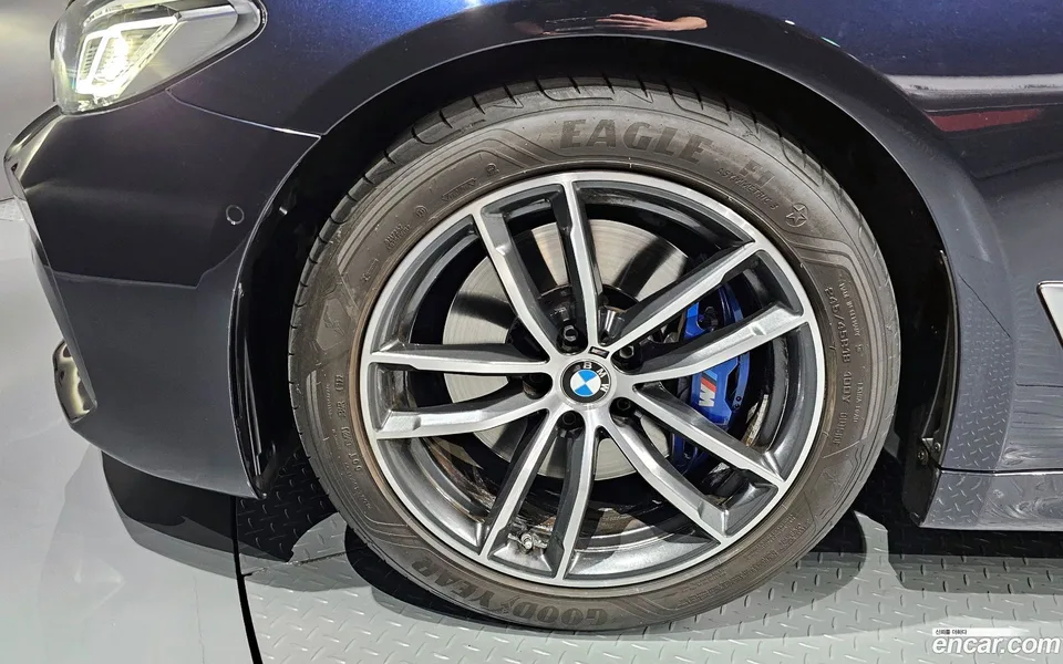 BMW 5 Series 520i M 2023 — миниатюра 2
