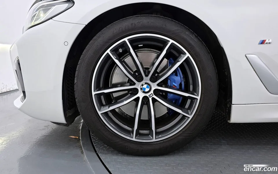 BMW 5 Series 520i M 2022 — миниатюра 2