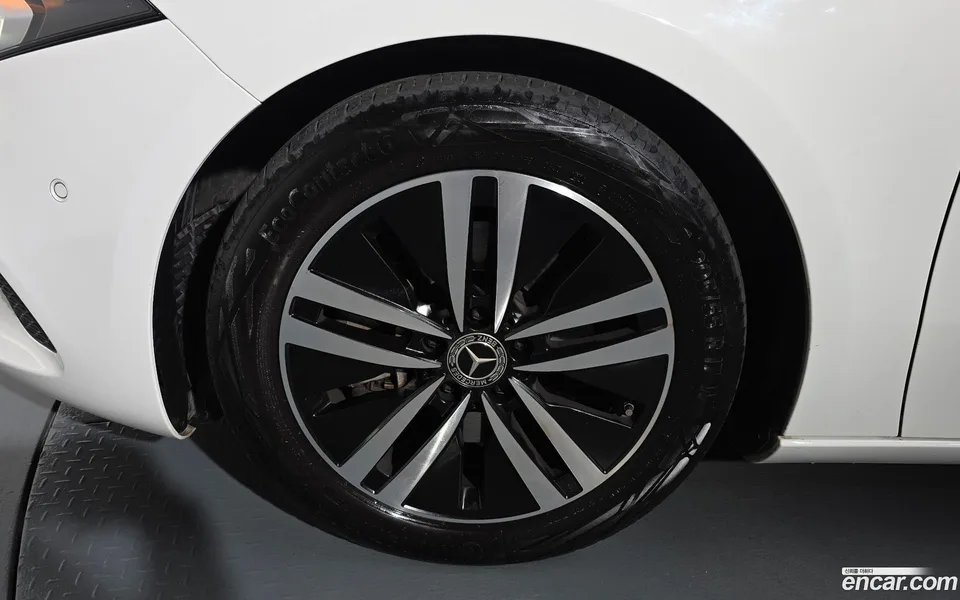 Mercedes-Benz A-Class A220 2022 — thumbnail 2